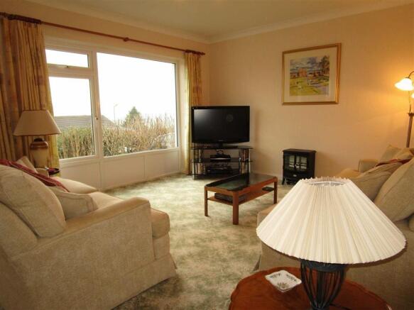 LOUNGE/DINING ROOM