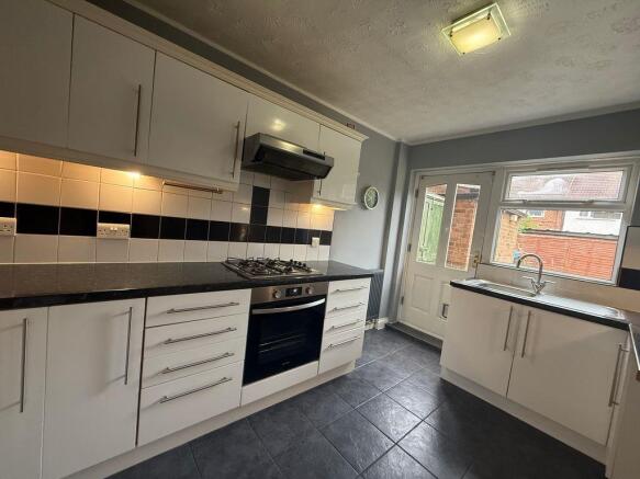 3 bed Terraced to rent Image 6
