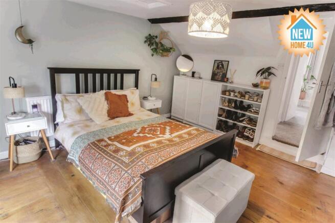 MAIN BEDROOM: