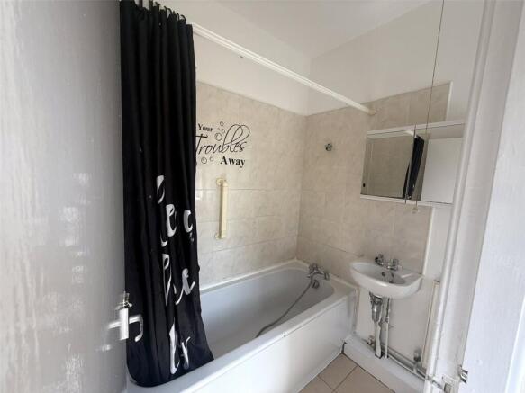 3 bed Terraced to rent Image 4