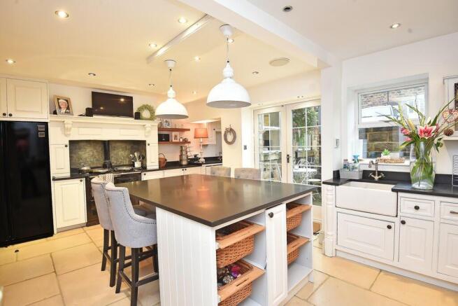 5 bed Semi-Detached for sale Image 5