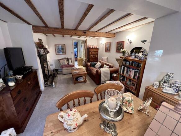 LOUNGE/DINING AREA