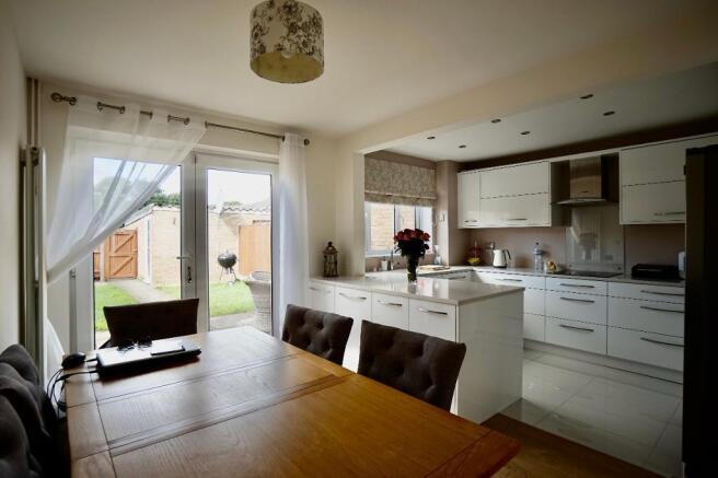 KITCHEN/DINING ROOM