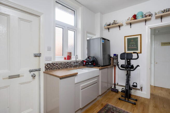 5 bed Town House for sale Image 11