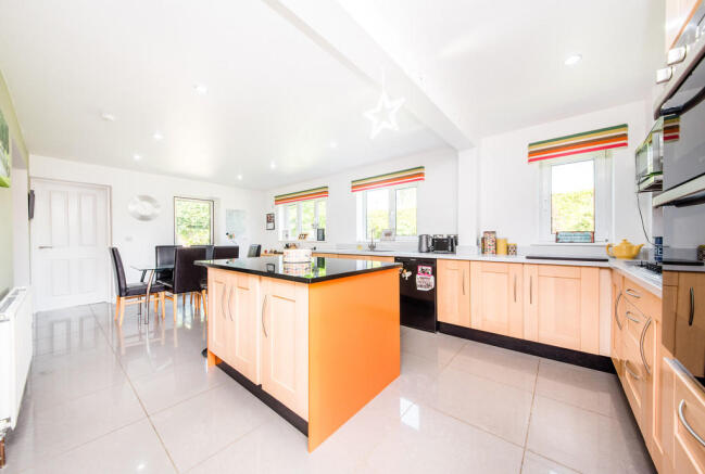 KITCHEN/DINING RO...