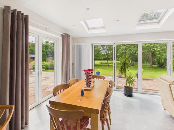 5 bed Detached for sale Image 8