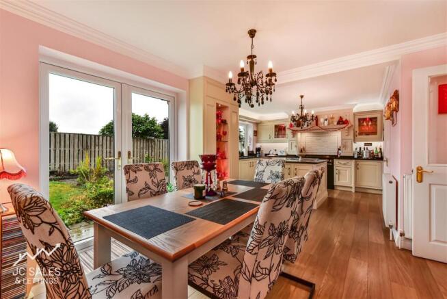 4 bed House for sale Image 5