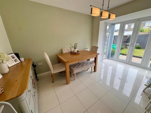 4 bed Detached for sale Image 9