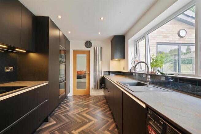 4 bed Detached for sale Image 9