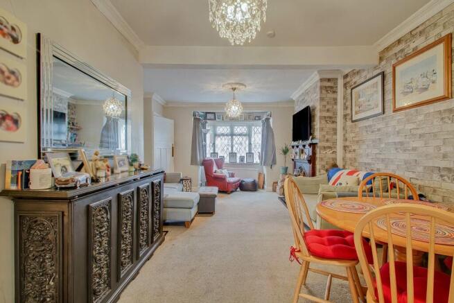 Seaton Gardens, Ruislip HA4 photo 4
