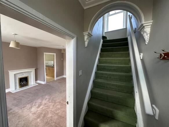2 bed Terraced to rent Image 4