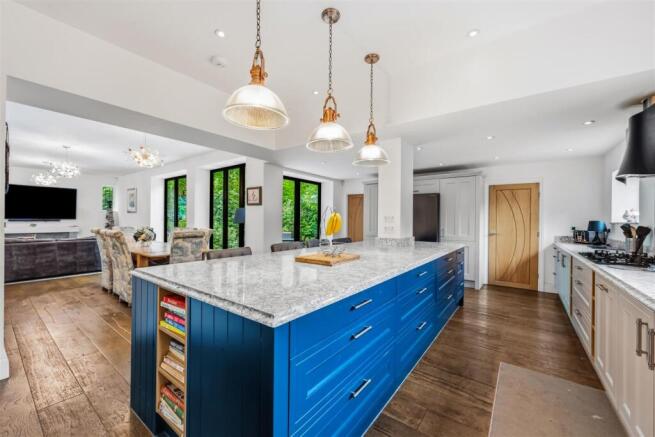 6 bed Detached for sale Image 6