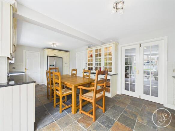 4 bed Detached for sale Image 8