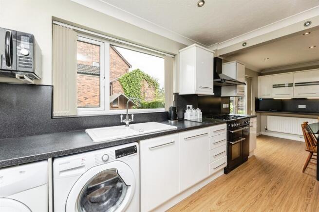 4 bed Detached for sale Image 8