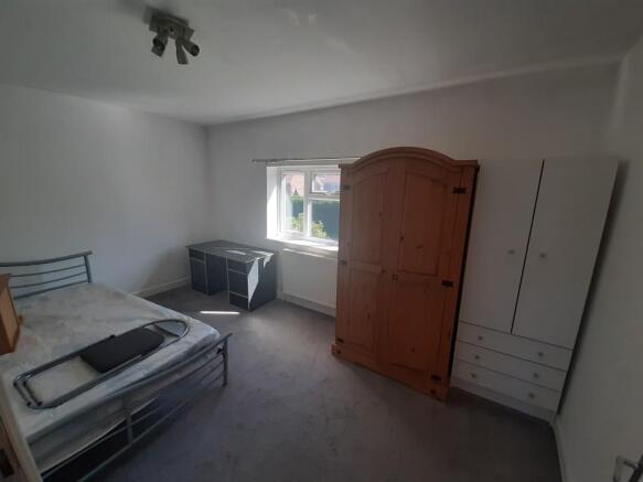 5 bed Semi-Detached to rent Image 10