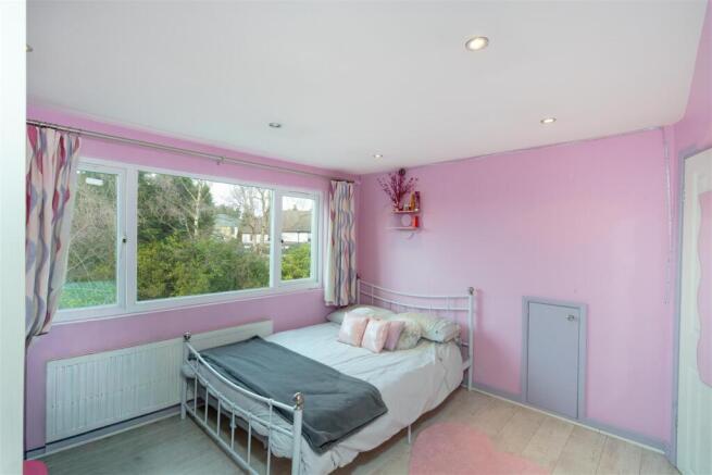 5 bed Semi-Detached for sale Image 8