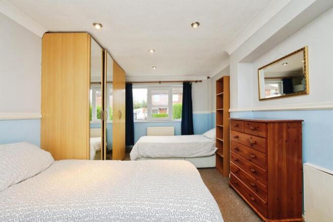 5 bed Semi-Detached for sale Image 11