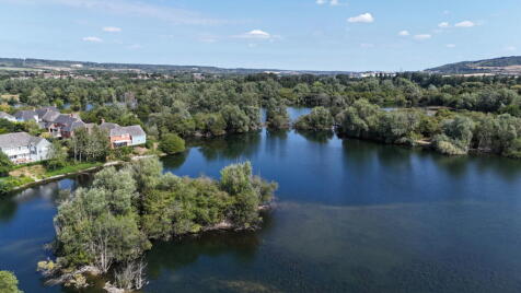 A Fantastic Apartment Located On A Sought After Waterside Development - The Lakes