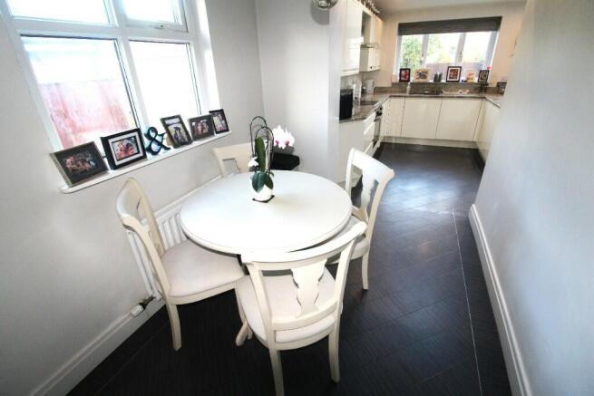 DINER TO KITCHEN