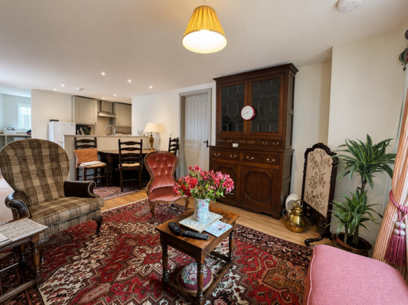 2 bed Character Property to rent Image 3