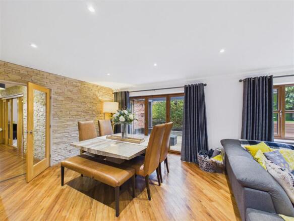 5 bed Detached for sale Image 10