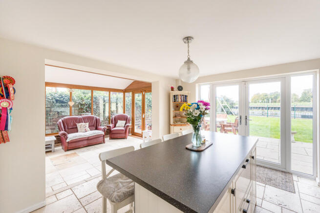 5 bed Detached for sale Image 8