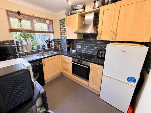 Eastlands, New Milton, Hampshire. BH25 5PH photo 4