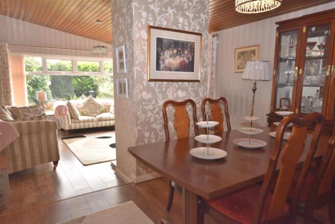 LOUNGE & DINING ROOM
