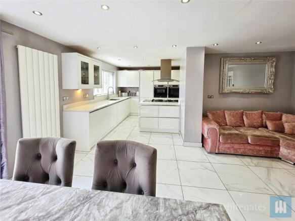 5 bed Semi-Detached for sale Image 8