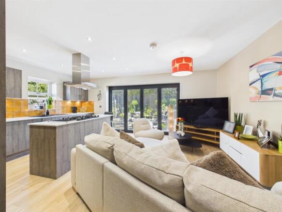 Open plan kitchen/dining/living: