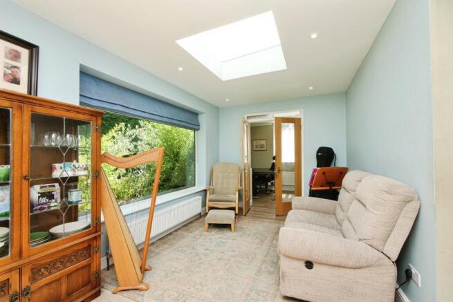 5 bed Detached for sale Image 9
