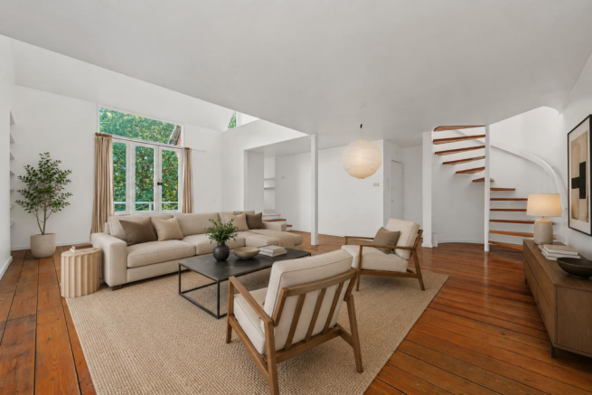 Living, top floor flat