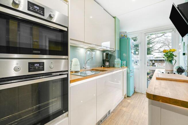 Wroxham Gardens, Potters Bar, EN6 photo 2