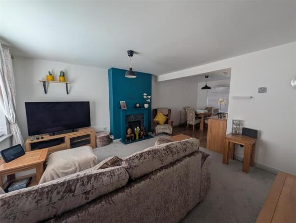 lounge/dining room