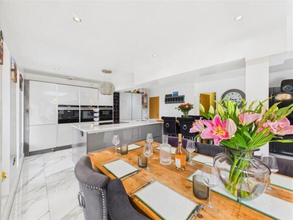 5 bed Detached for sale Image 10