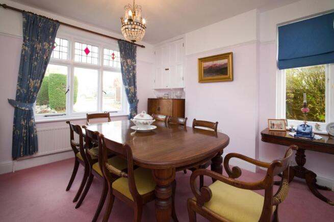 DINING ROOM L1120953.jpg