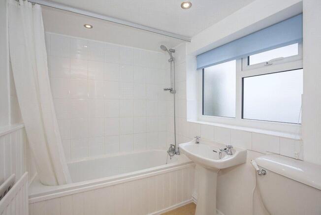 2 bed Terraced to rent Image 6