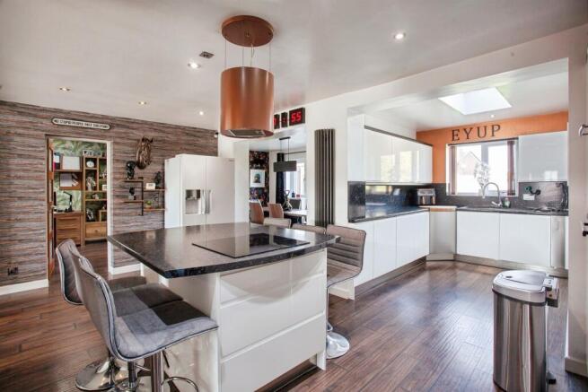 5 bed Detached for sale Image 5