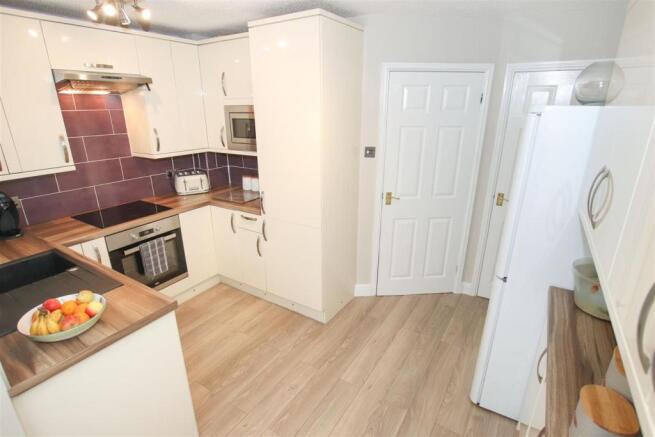 FITTED KITCHEN / DINER