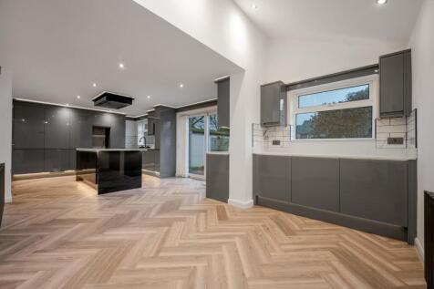 Stunning Refurbed Family Home on Waltham Rise, LE13 1EJ