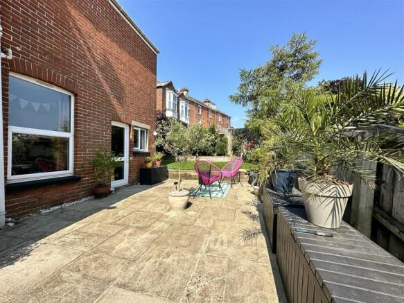 52 Alexandra Road side garden.jpg