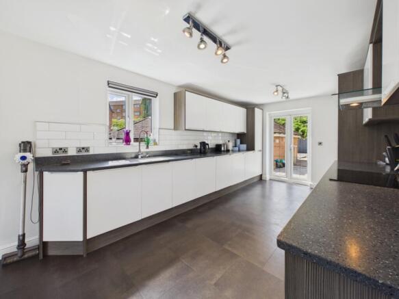 5 bed Detached for sale Image 10
