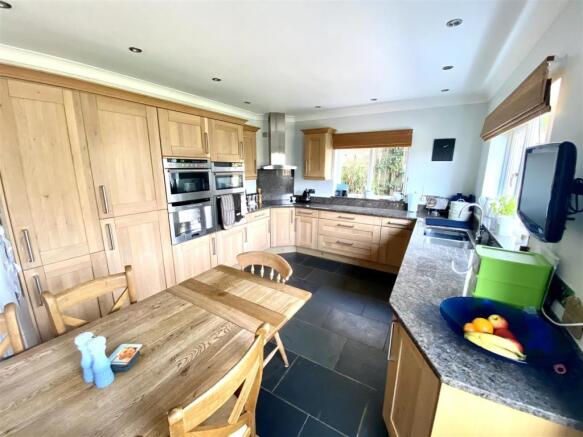 KITCHEN/BREAKFAST ROOM