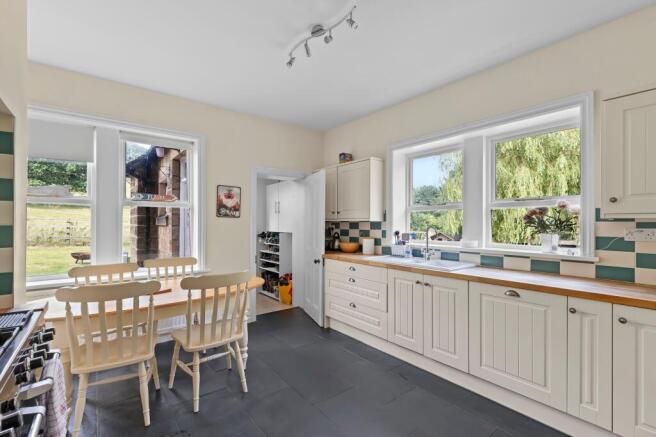 6 bed Semi-Detached for sale Image 10