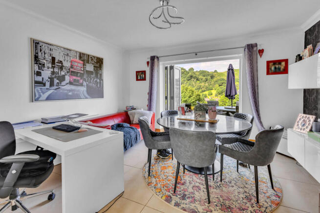 5 bed Detached for sale Image 10