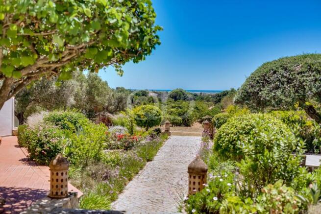 Exceptional 5-Bedroom Villa in Fuseta47