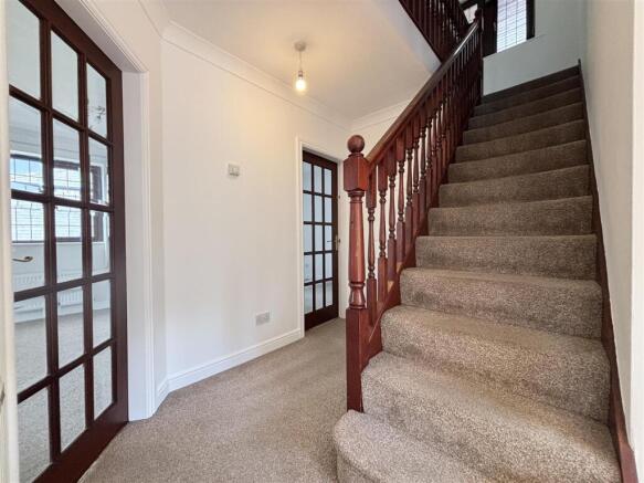 5 bed Detached for sale Image 7