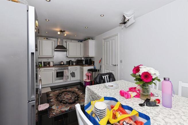 3 bed Semi-Detached for sale Image 8