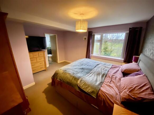 4 bed Semi-Detached for sale Image 11