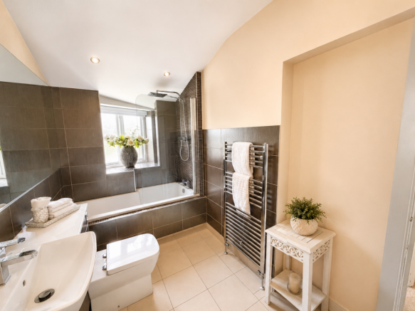 2 bed House to rent Image 12